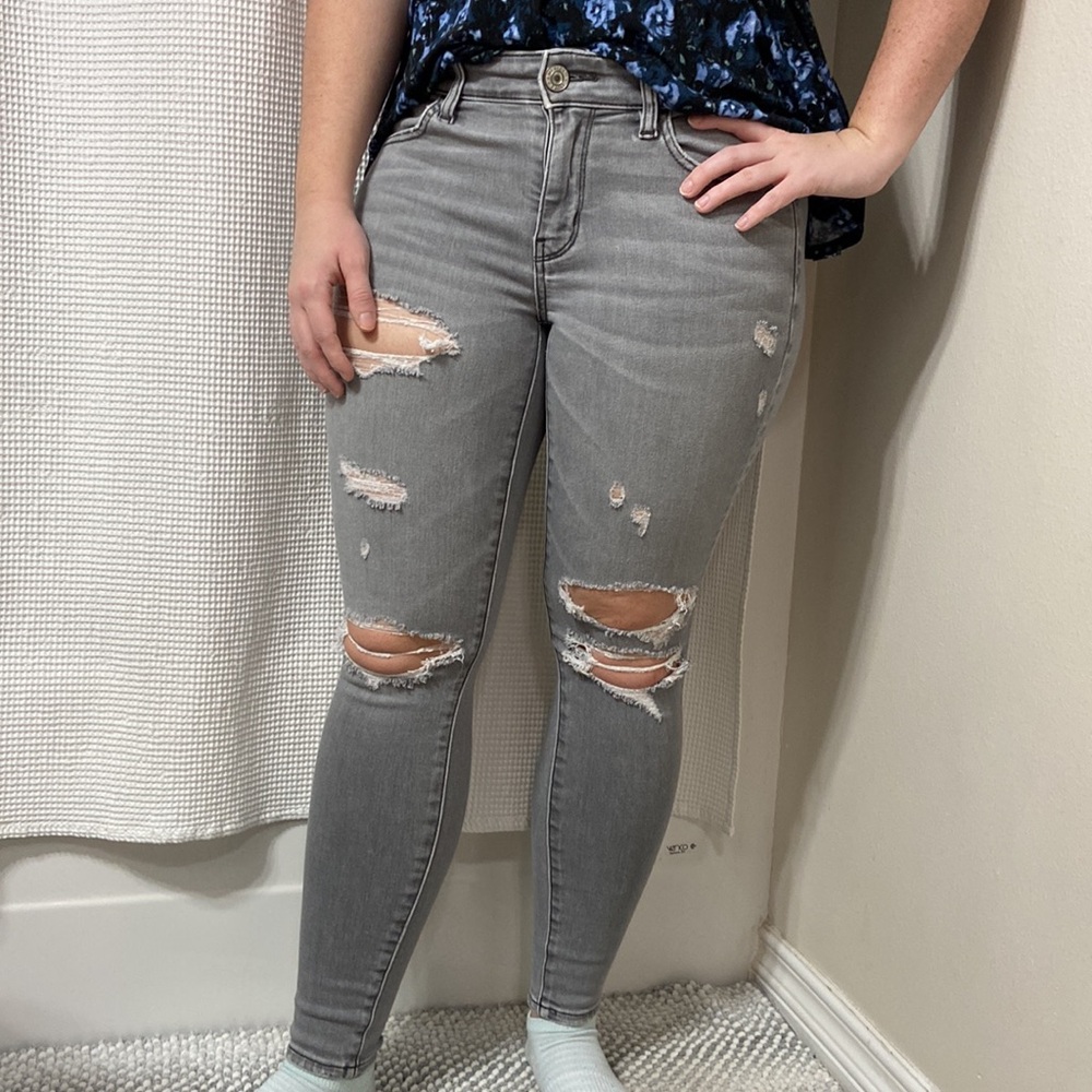Women’s American Eagle Outfitters Distressed Grey Jegging Jeans. Size 4 short. - Picture 2 of 16